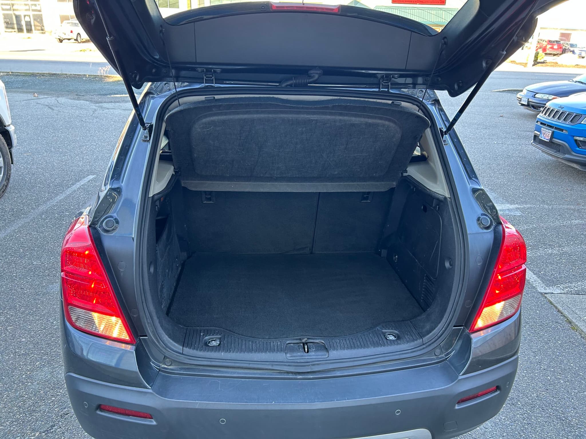Cargo area of the Trax with the hatch raised and the parcel shelf in place